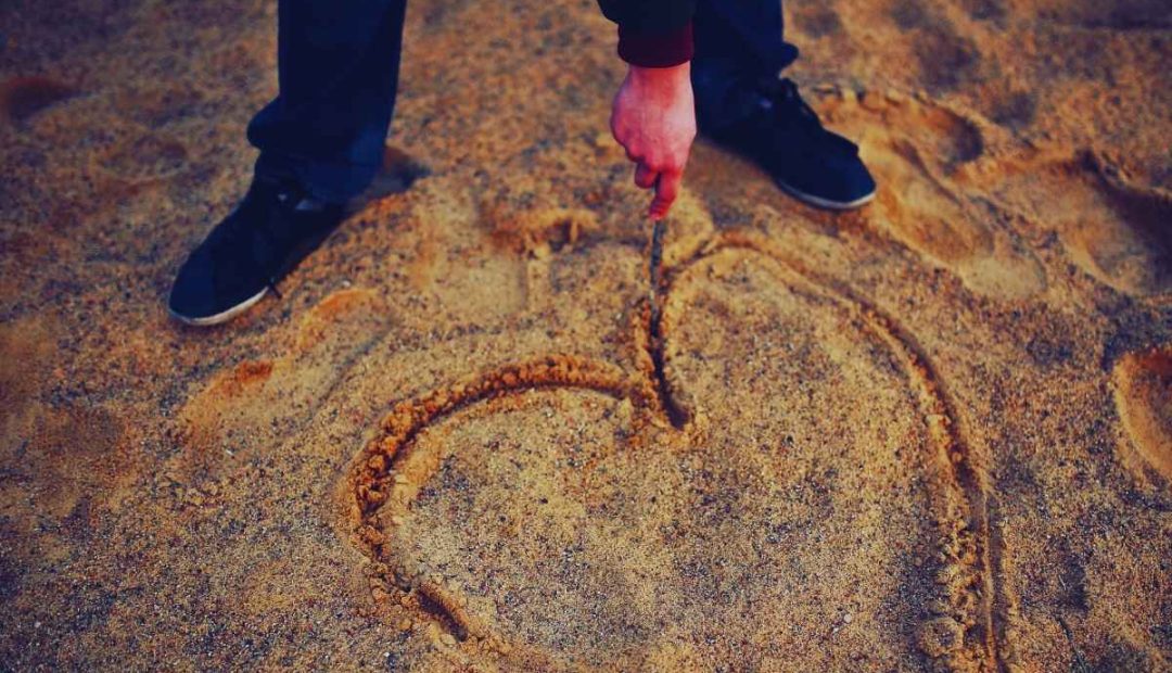 Cœur dessiné sur le sable