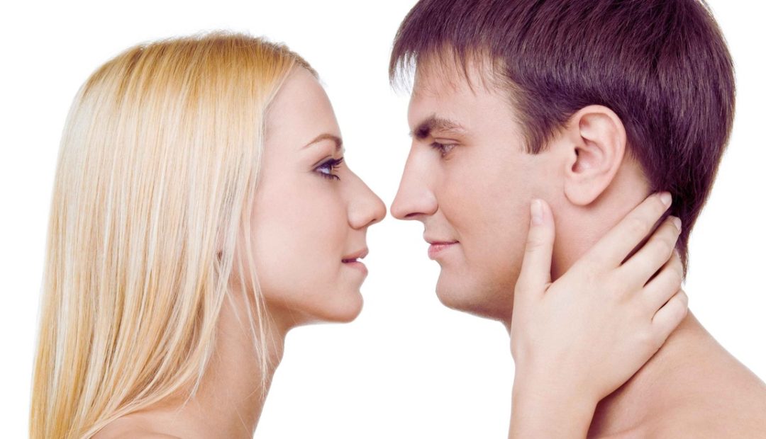 Couple se regardant avec attirance réciproque dans une atmosphère romantique