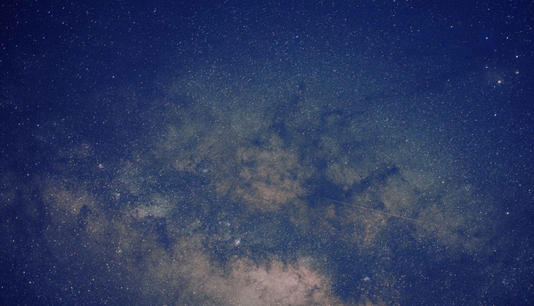 Ciel étoilé avec la voie lactée et galaxie visible la nuit
