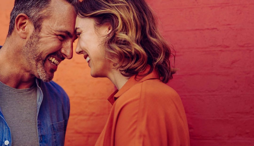 Beau couple romantique en amour dans un décor lumineux