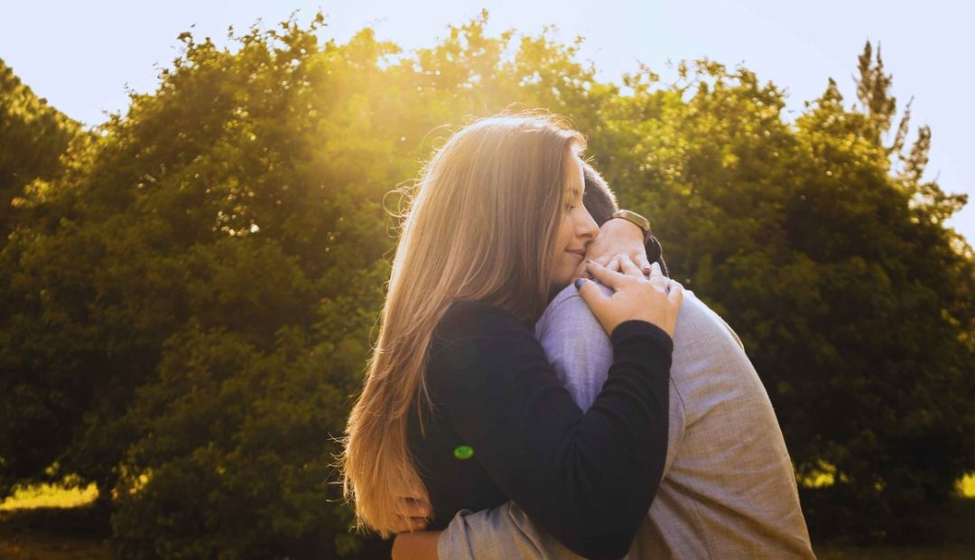 Couple s'enlaçant tendrement, symbole d'amour et de complicité