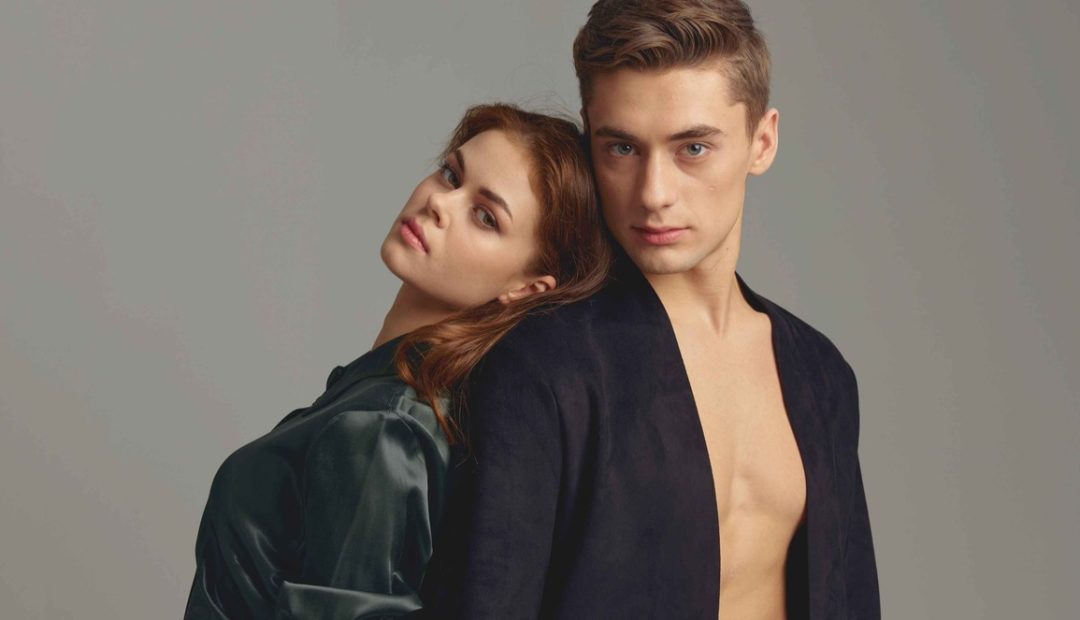Couple posant avec élégance et séduction dans un contexte intime