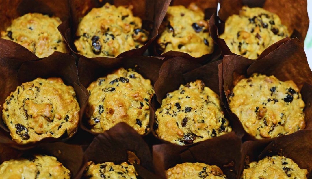 Muffins moelleux à l'avoine et aux noix fraîchement sortis du four