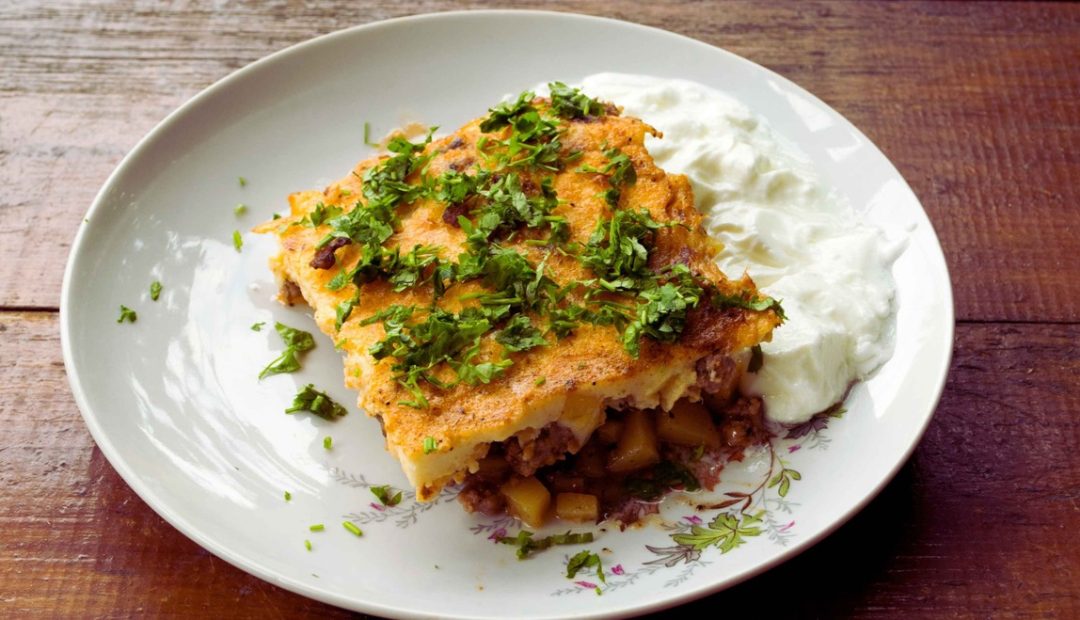 Moussaka bulgare traditionnelle servie dans un plat en céramique
