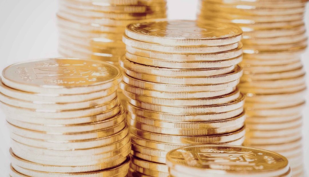 Pièces d'or dorées empilées représentant la fortune et la prospérité