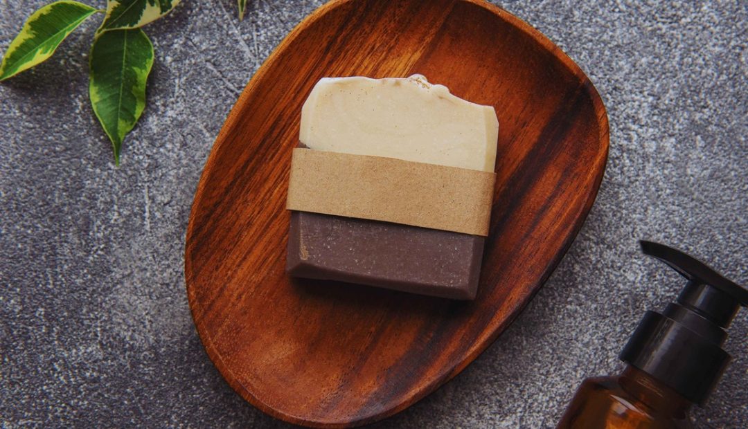Pain de savon naturel posé sur un plateau en bois