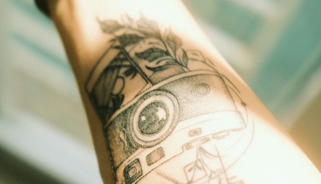 Tatouage détaillé sur l'avant-bras d'un homme