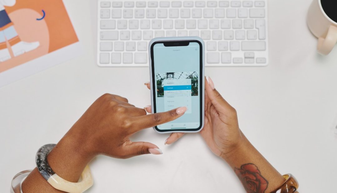 Personne utilisant une application sur son smartphone à un bureau